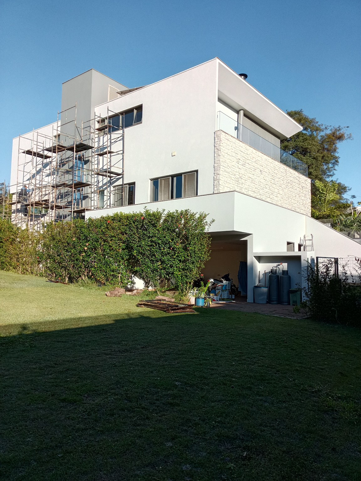 Pintura das esquadrias e acabamento da fachada